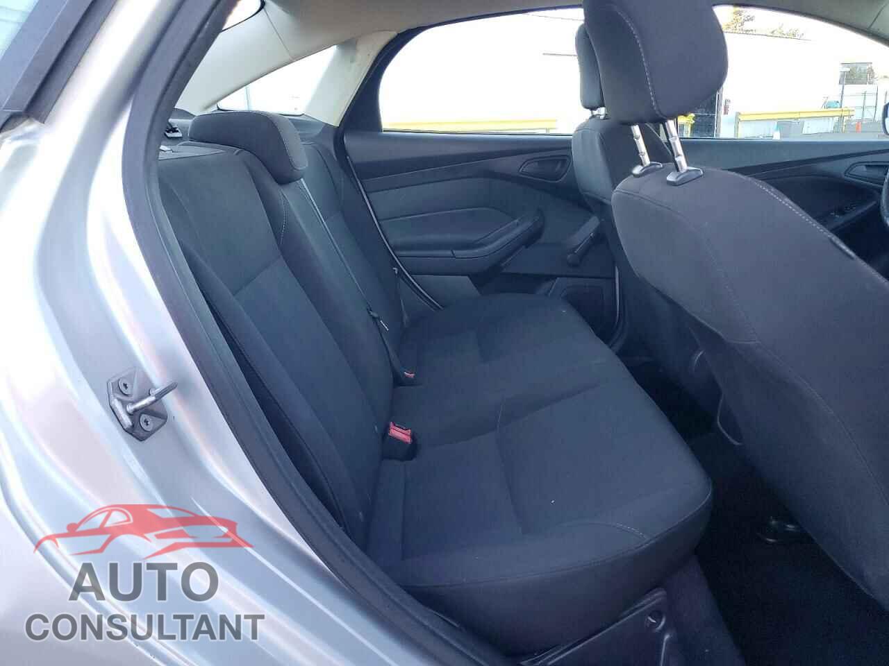 FORD FOCUS 2015 - 1FADP3E21FL301978