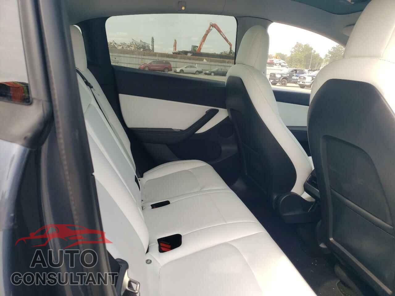 TESLA MODEL Y 2021 - 5YJYGDEF1MF072108