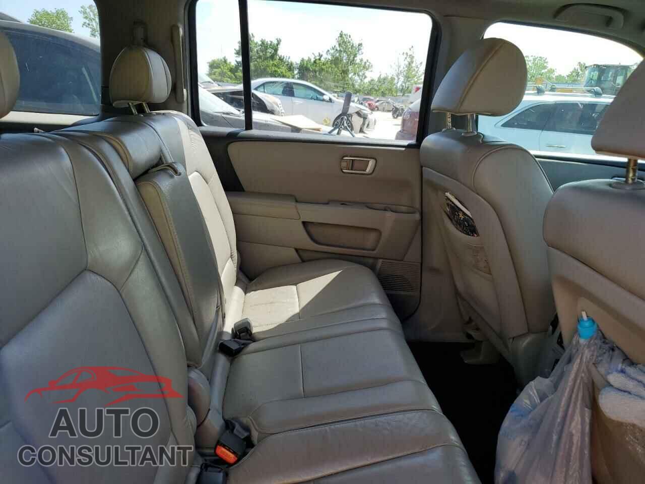 HONDA PILOT 2011 - 5FNYF4H70BB010381