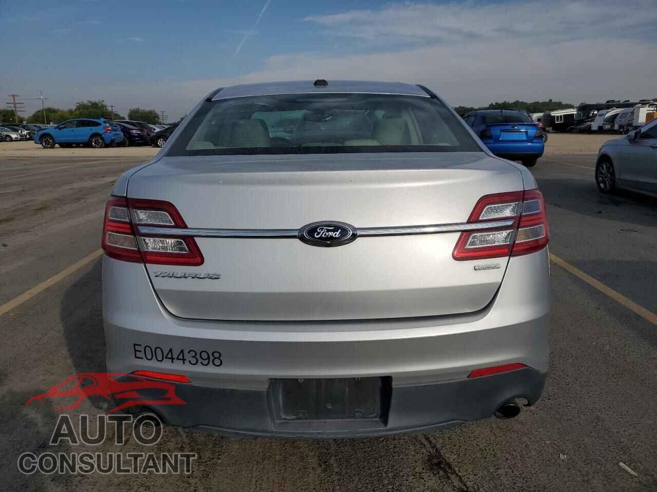 FORD TAURUS 2015 - 1FAHP2D90FG138923