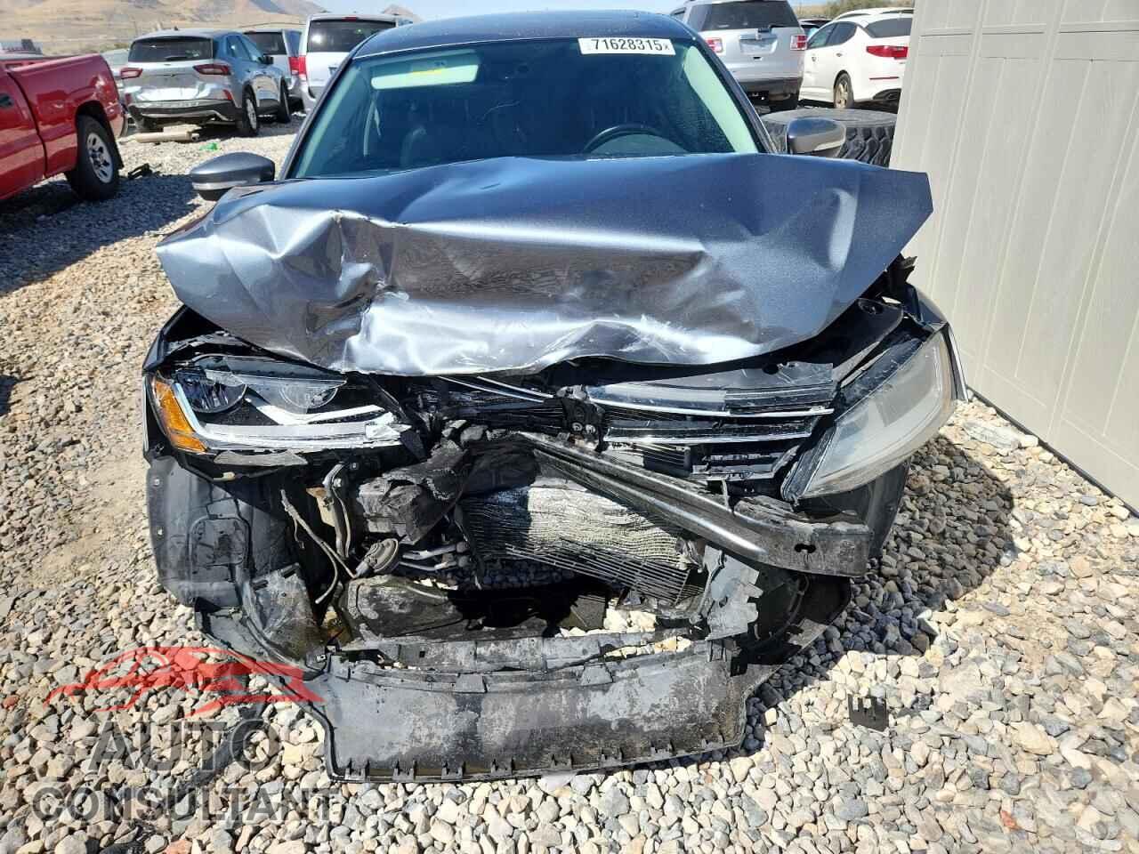 VOLKSWAGEN JETTA 2017 - 3VWDB7AJ2HM230723