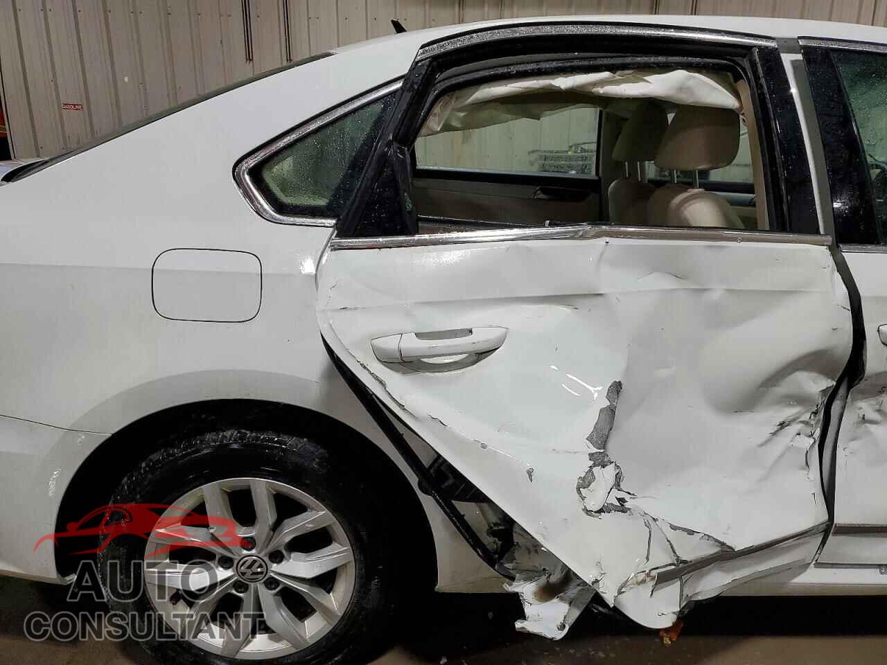 VOLKSWAGEN PASSAT 2017 - 1VWAT7A37HC014742