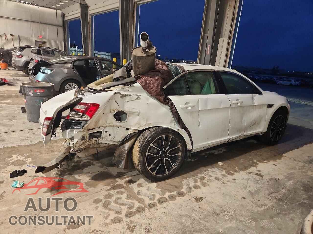FORD TAURUS 2017 - 1FAHP2E88HG117164