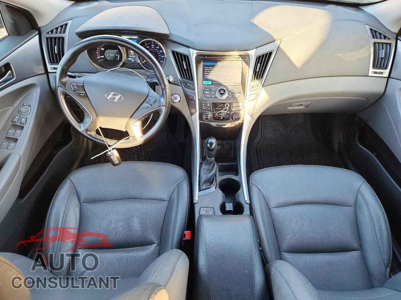 HYUNDAI SONATA 2013 - KMHEC4A48DA100056
