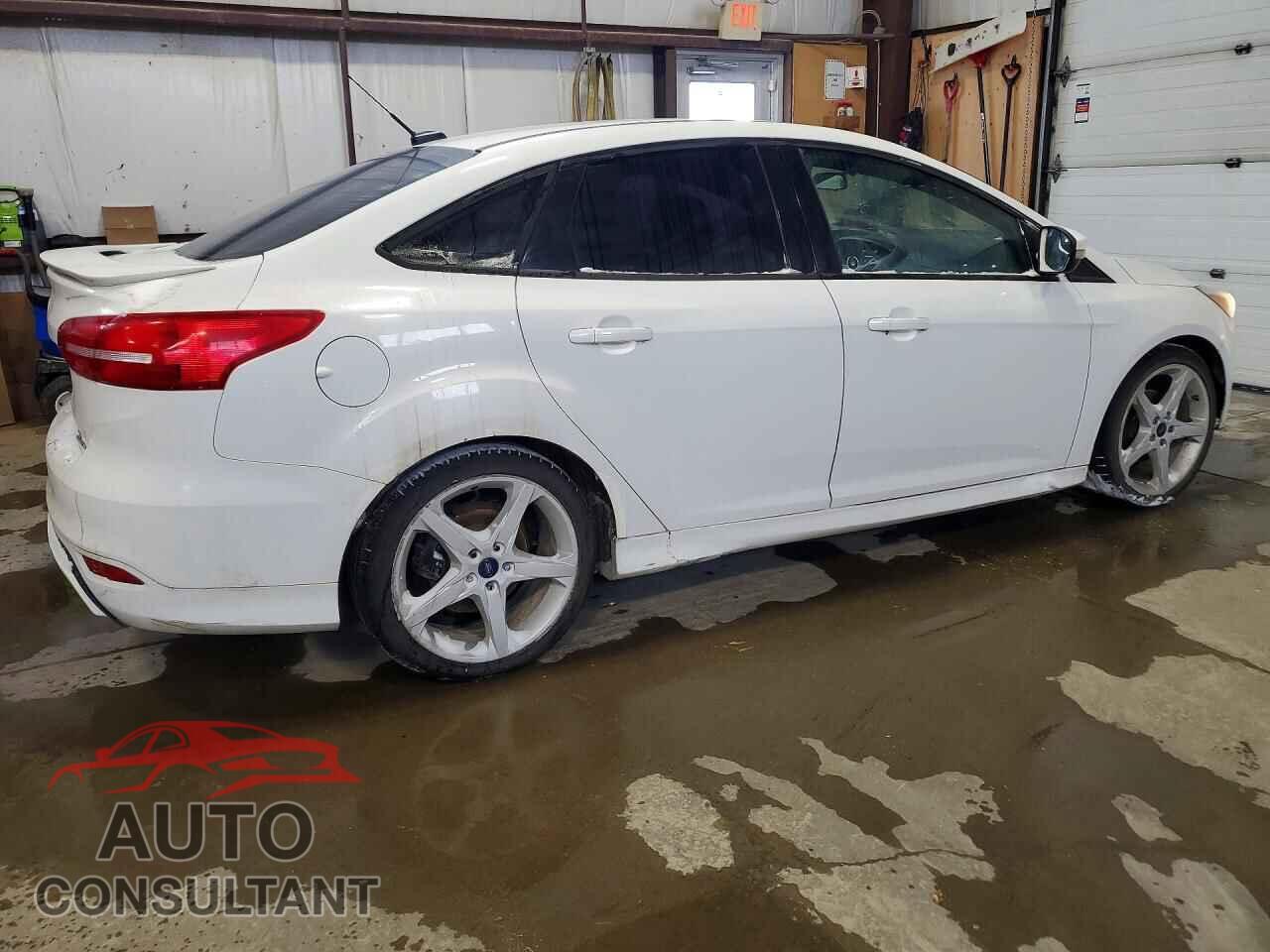 FORD FOCUS 2015 - 1FADP3F26FL271617