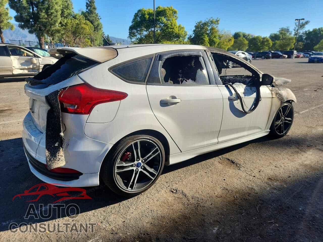 FORD FOCUS 2015 - 1FADP3L99FL358106
