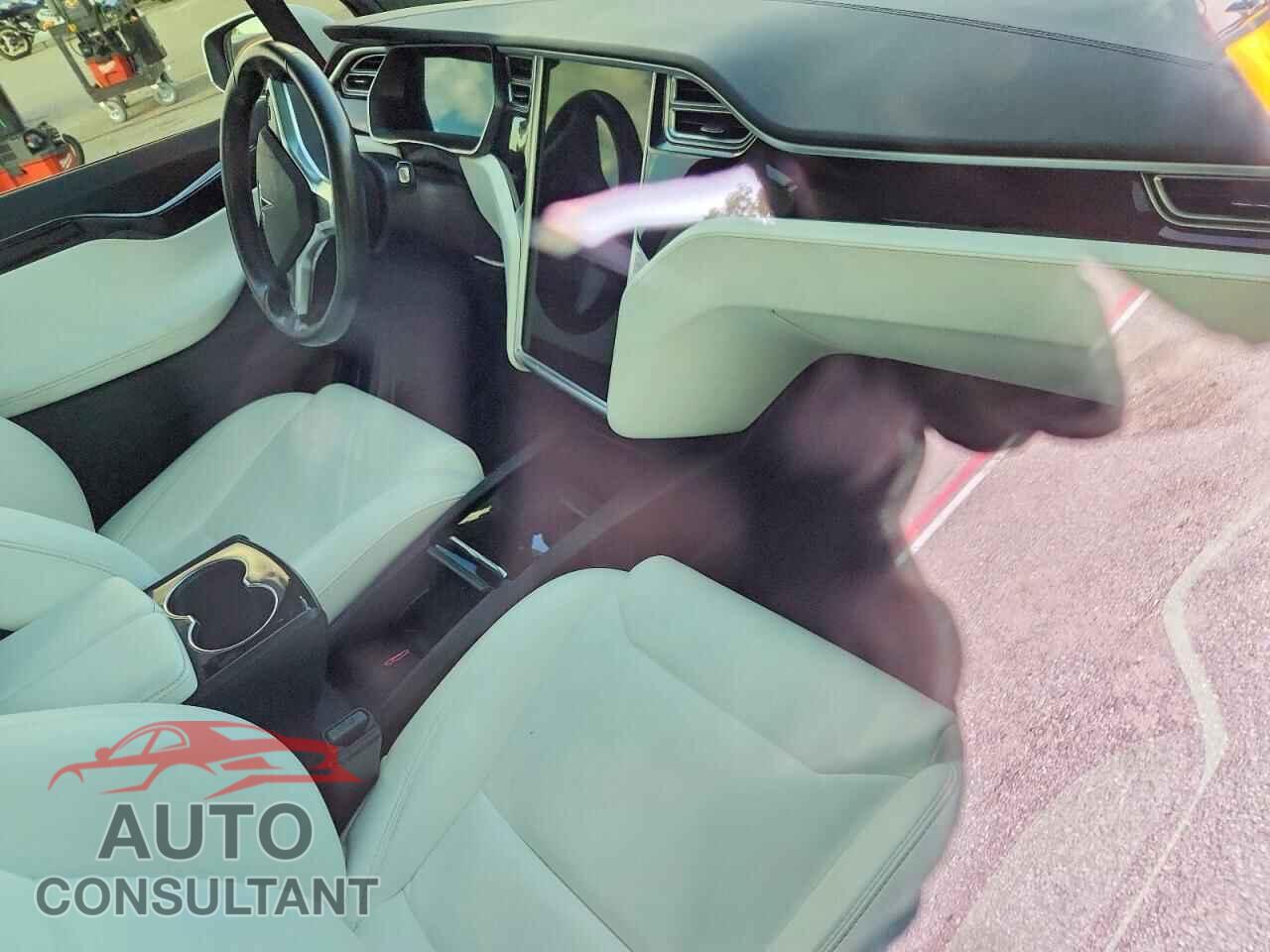 TESLA MODEL X 2018 - 5YJXCAE24JF090181