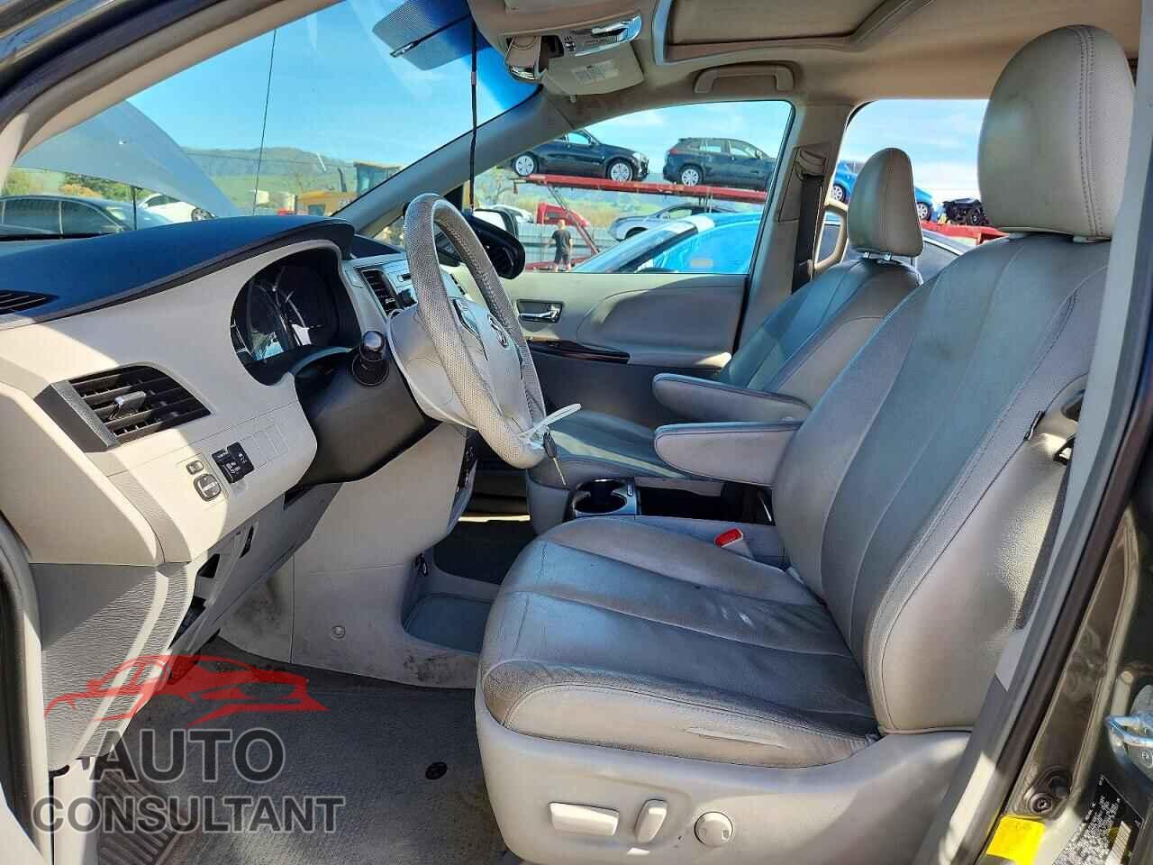 TOYOTA SIENNA 2013 - 5TDYK3DC8DS321709