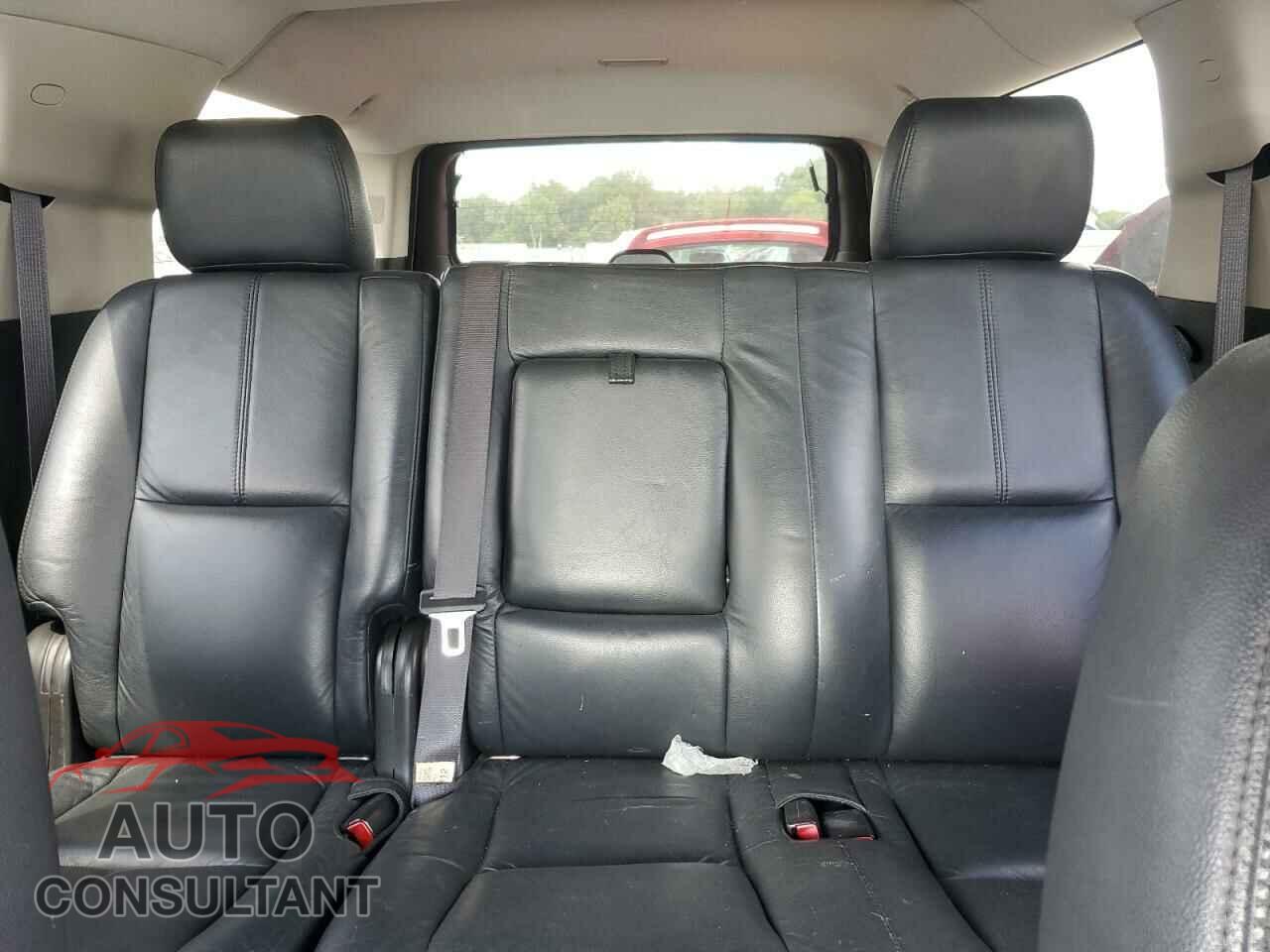 CHEVROLET SUBURBAN 2013 - 1GNSCHE07DR137842