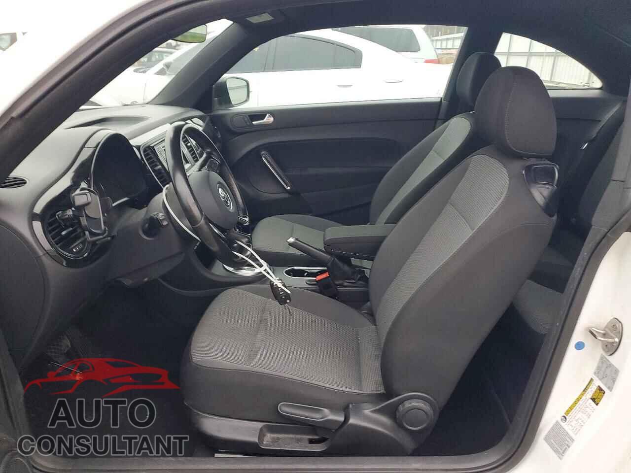 VOLKSWAGEN BEETLE 2017 - 3VWF17ATXHM607392