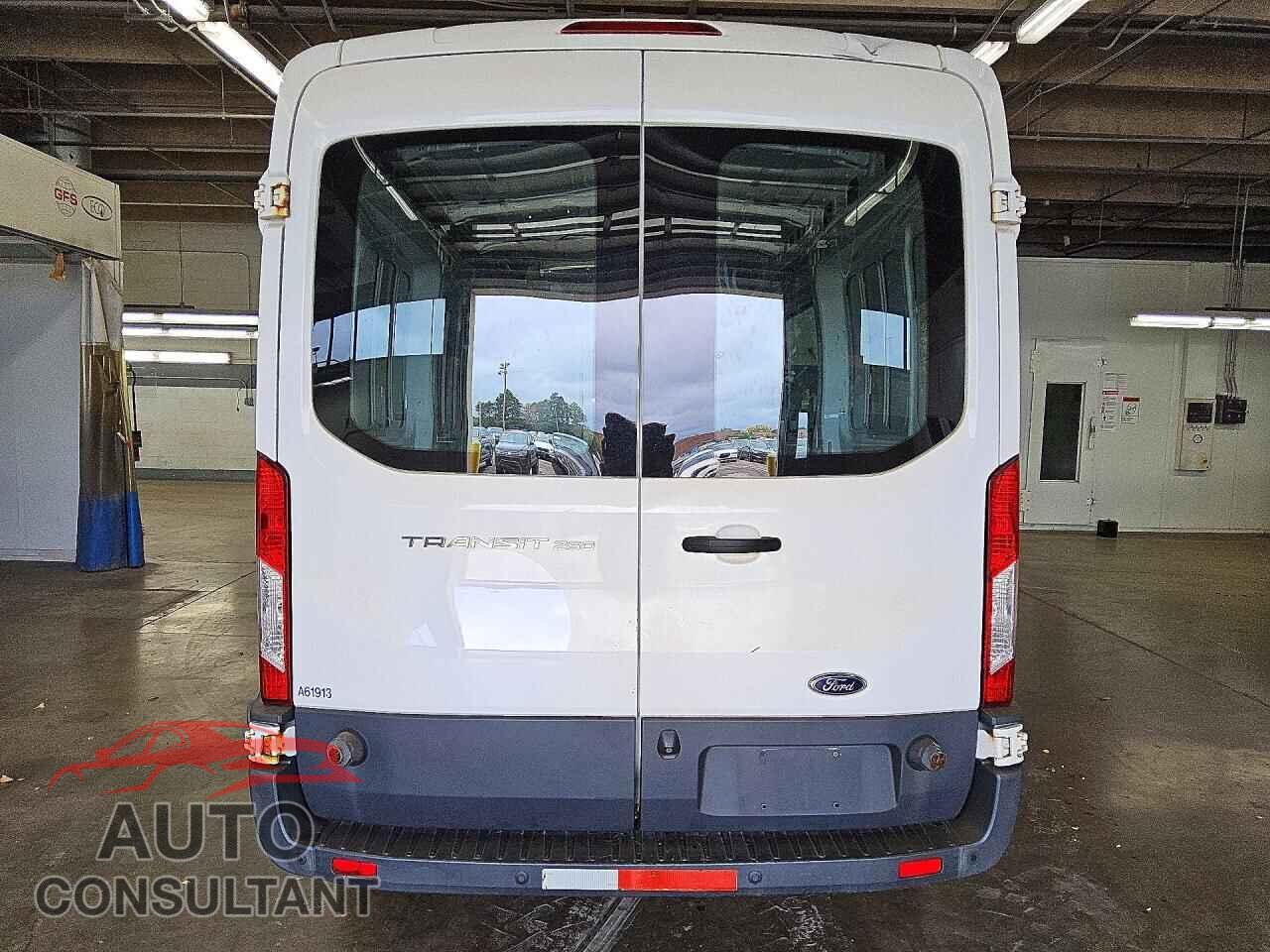 FORD TRANSIT 2017 - 1FTYR2CM3HKA61913