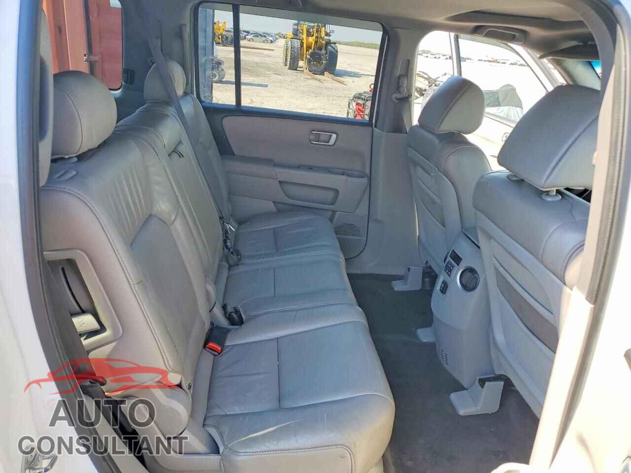 HONDA PILOT 2011 - 5FNYF3H50BB032129