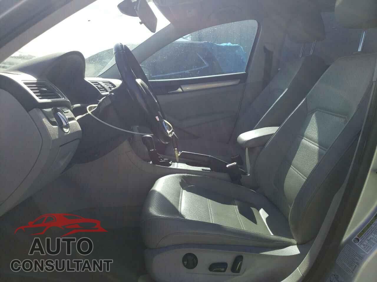 VOLKSWAGEN PASSAT 2015 - 1VWAT7A34FC073485