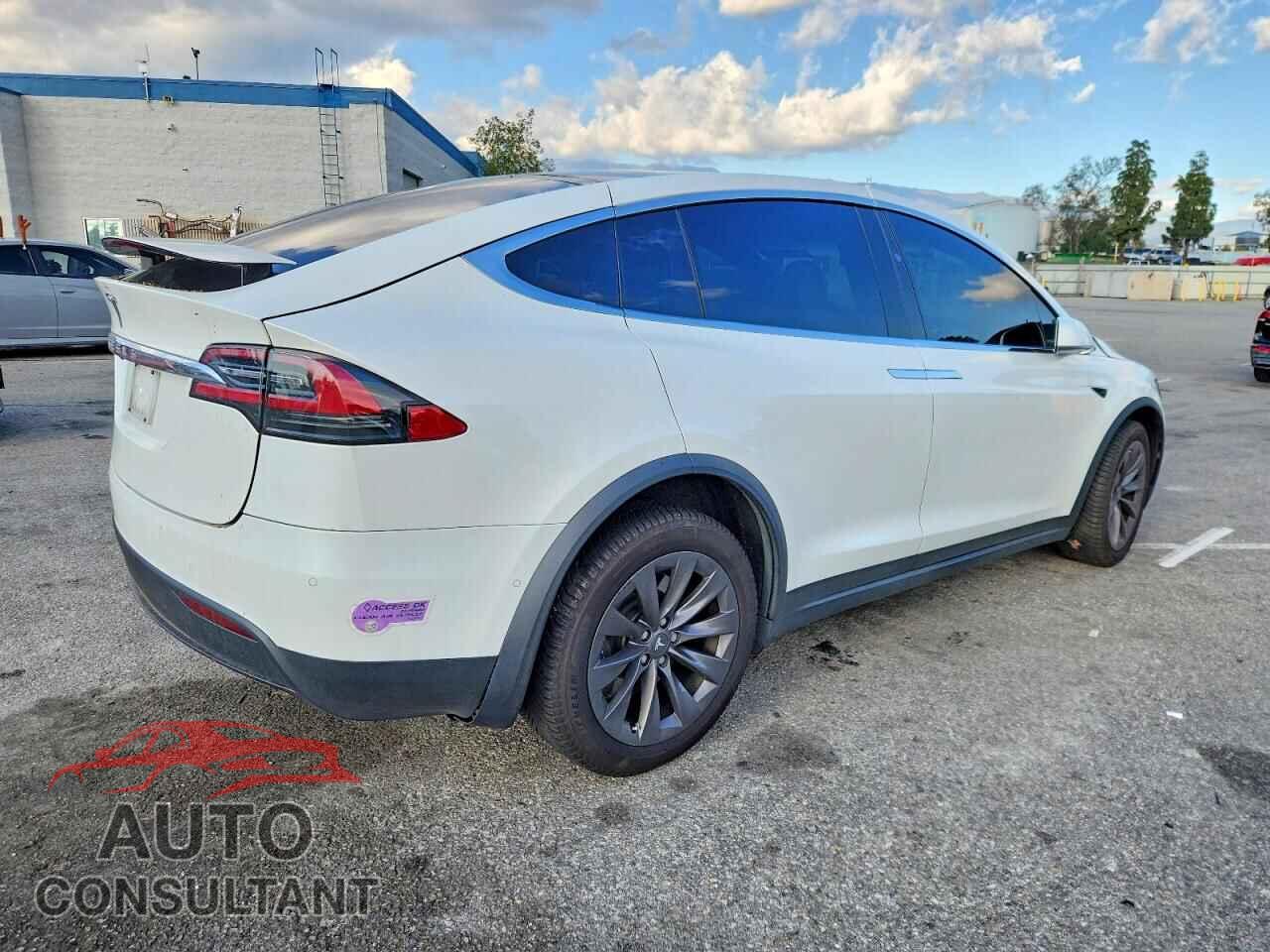 TESLA MODEL X 2018 - 5YJXCAE24JF090181