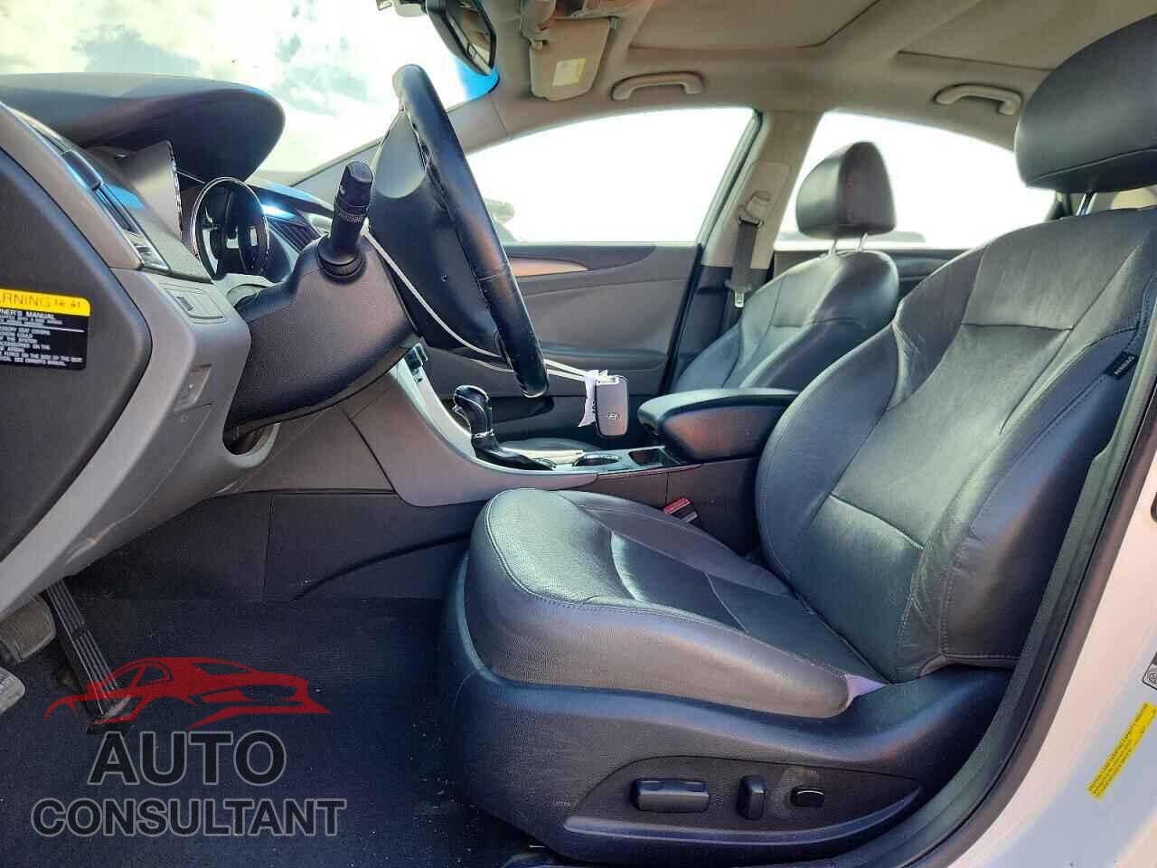 HYUNDAI SONATA 2013 - KMHEC4A43DA070710