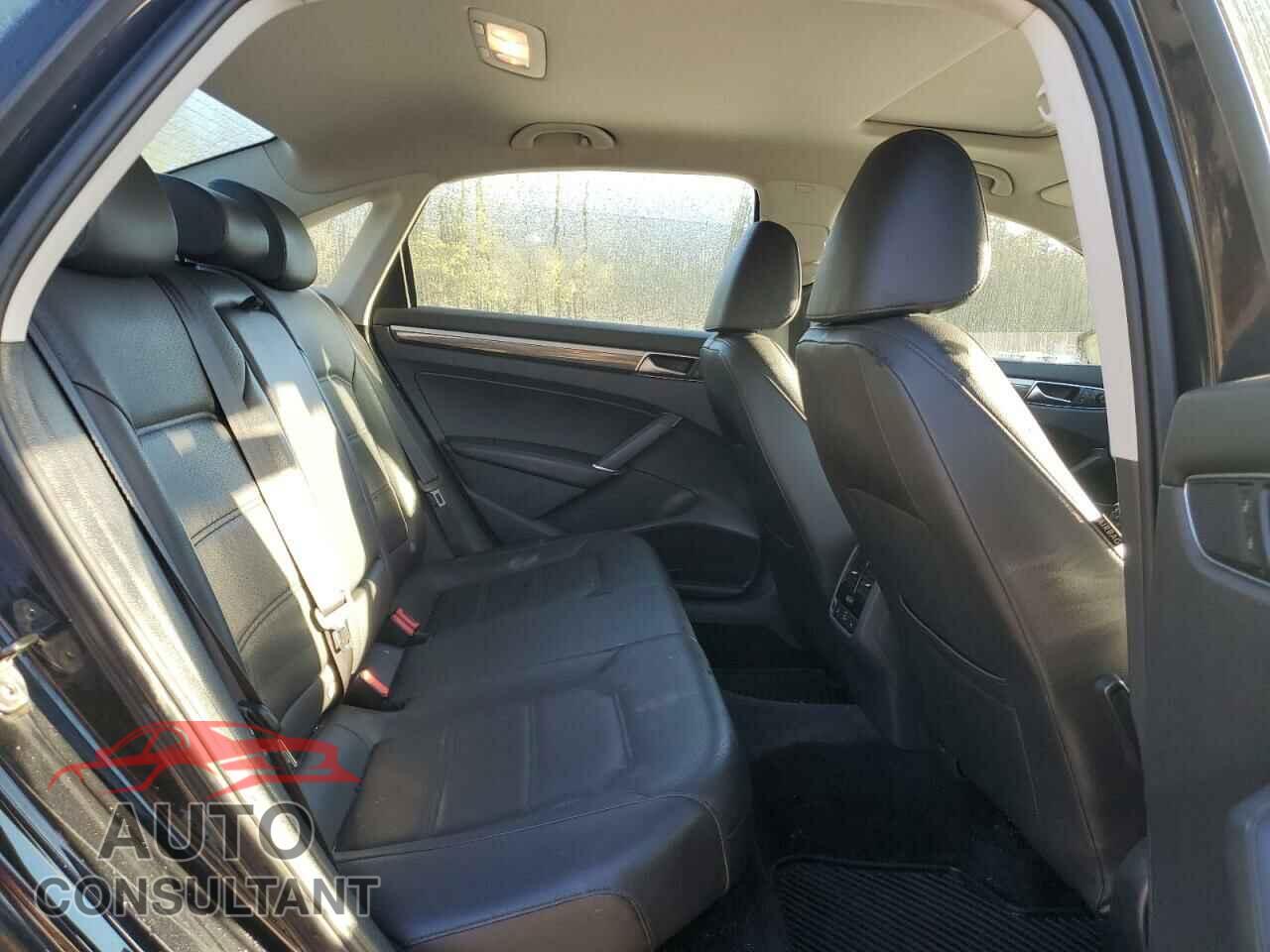 VOLKSWAGEN PASSAT 2017 - 1VWGT7A30HC074792