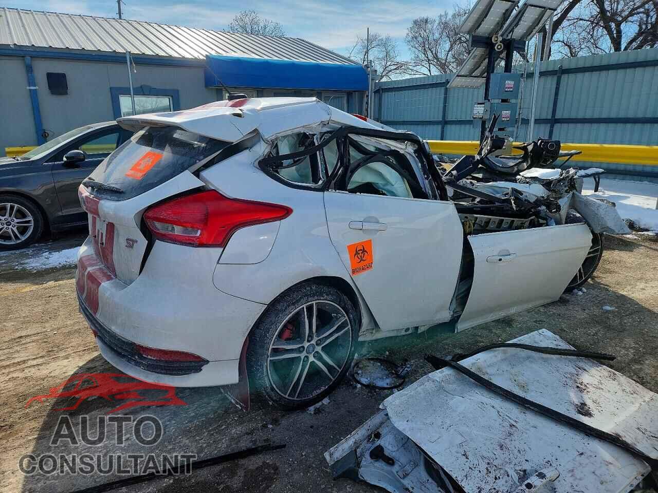 FORD FOCUS 2015 - 1FADP3L90FL219742