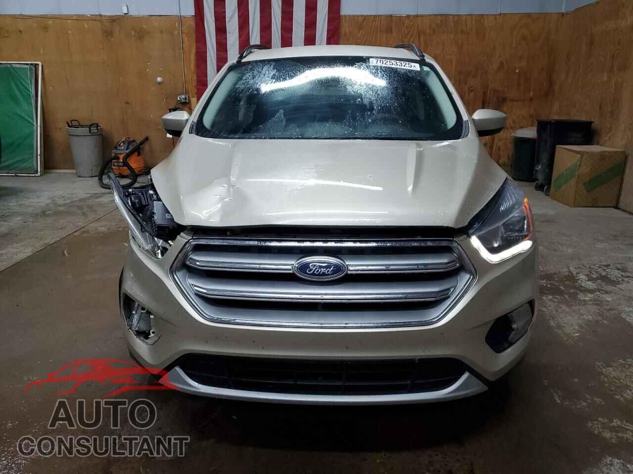 FORD ESCAPE 2017 - 1FMCU9GD8HUE46122