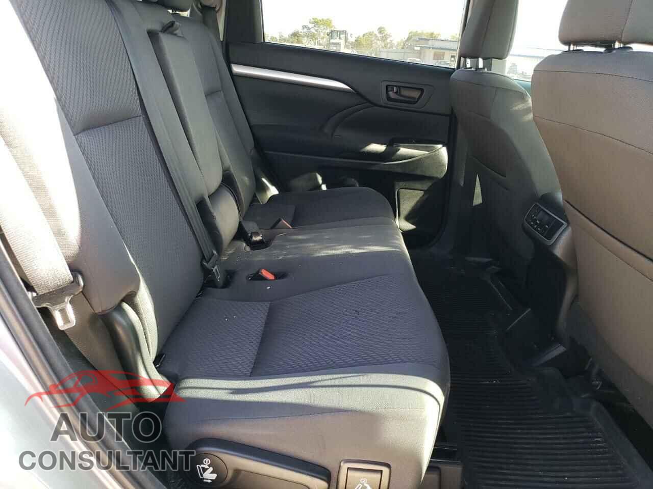TOYOTA HIGHLANDER 2018 - 5TDBGRFH3JS044515