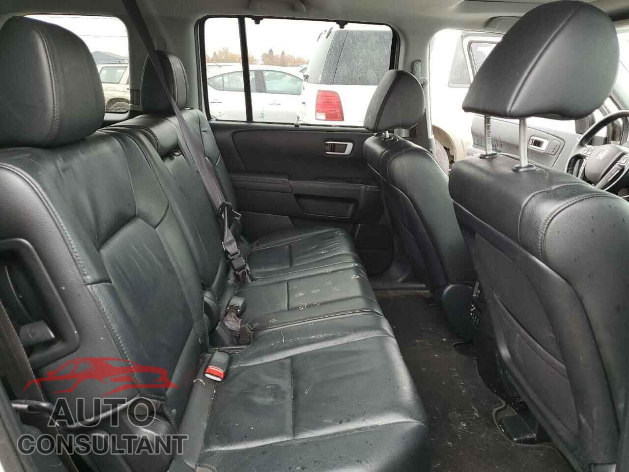 HONDA PILOT 2015 - 5FNYF4H9XFB005860