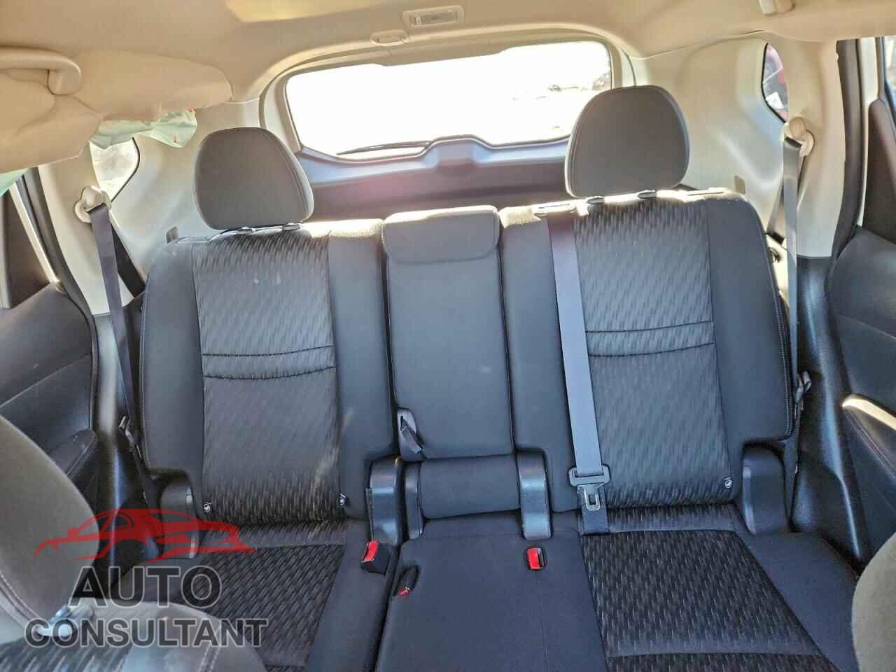 NISSAN ROGUE 2017 - KNMAT2MV2HP572297