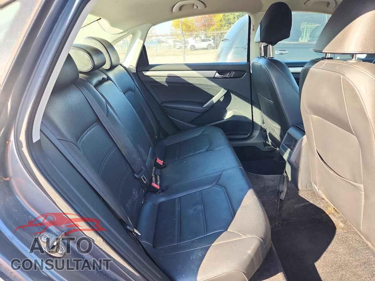 VOLKSWAGEN PASSAT 2014 - 1VWAT7A36EC071560