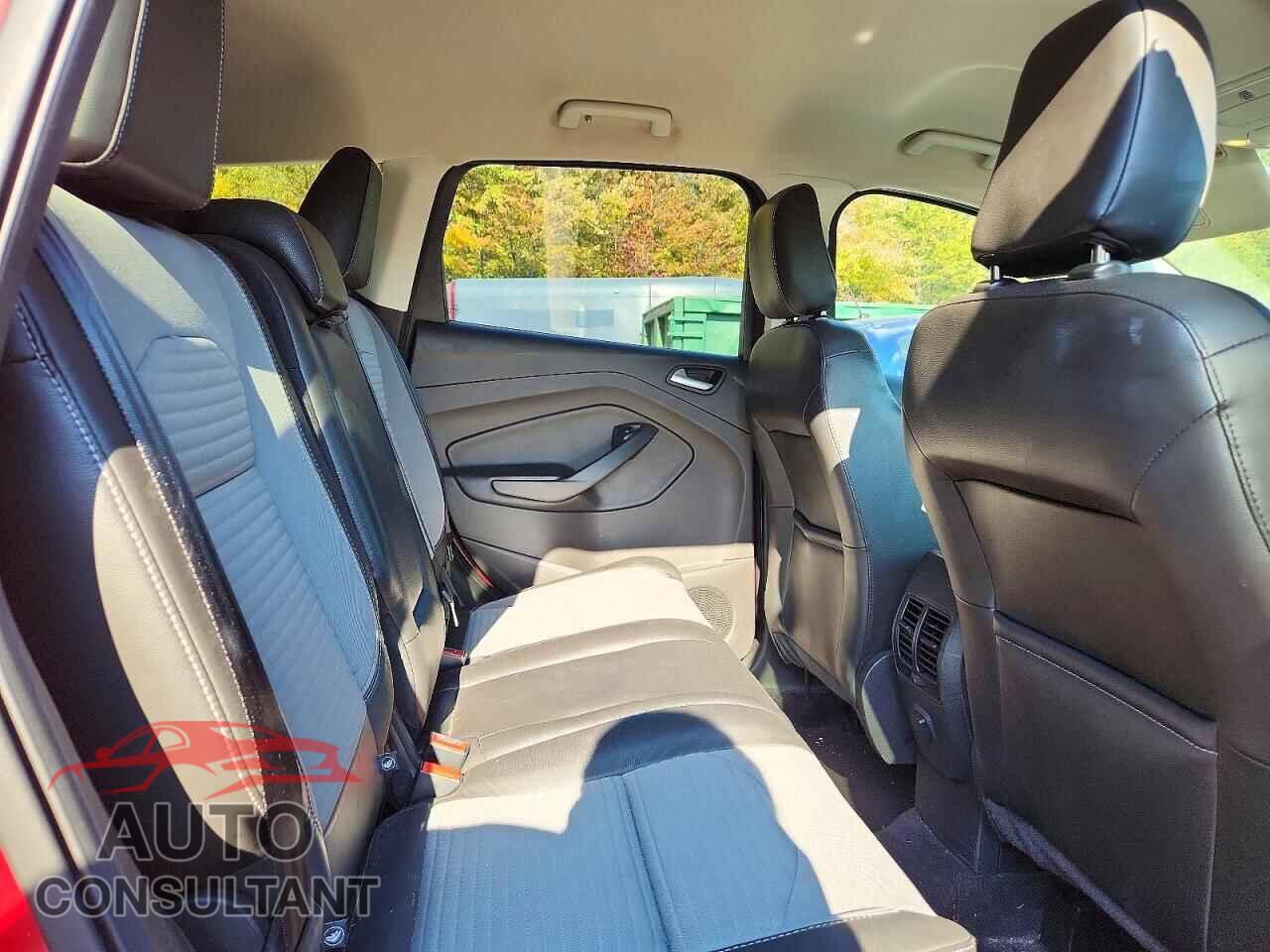 FORD ESCAPE 2018 - 1FMCU0GD3JUA02261