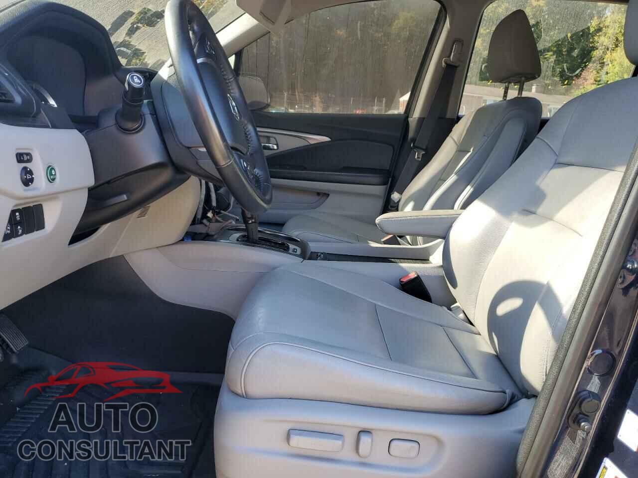 HONDA PILOT 2017 - 5FNYF6H68HB001679