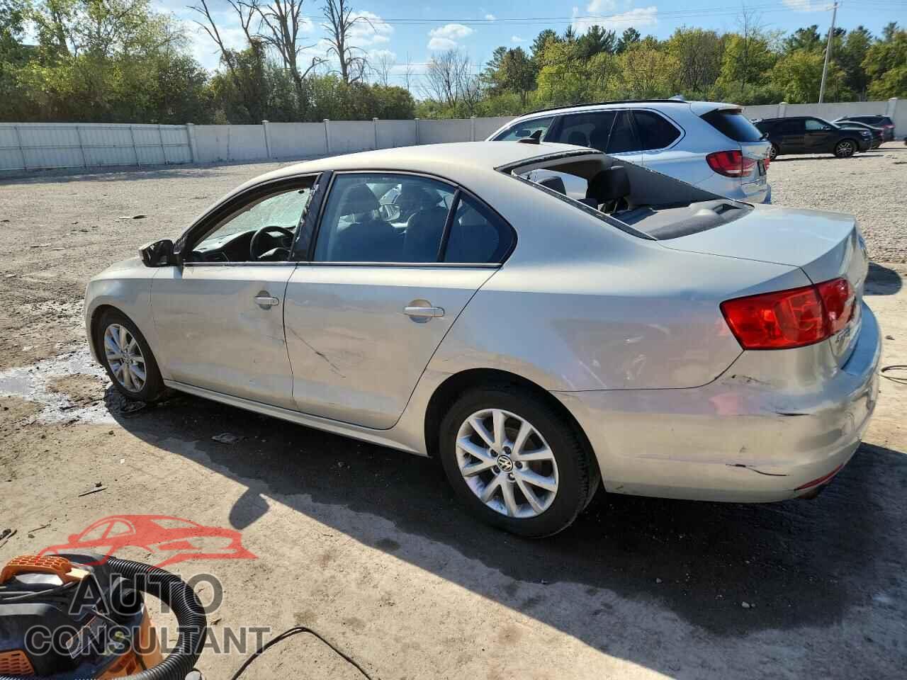 VOLKSWAGEN JETTA 2011 - 3VWDX7AJ2BM006571