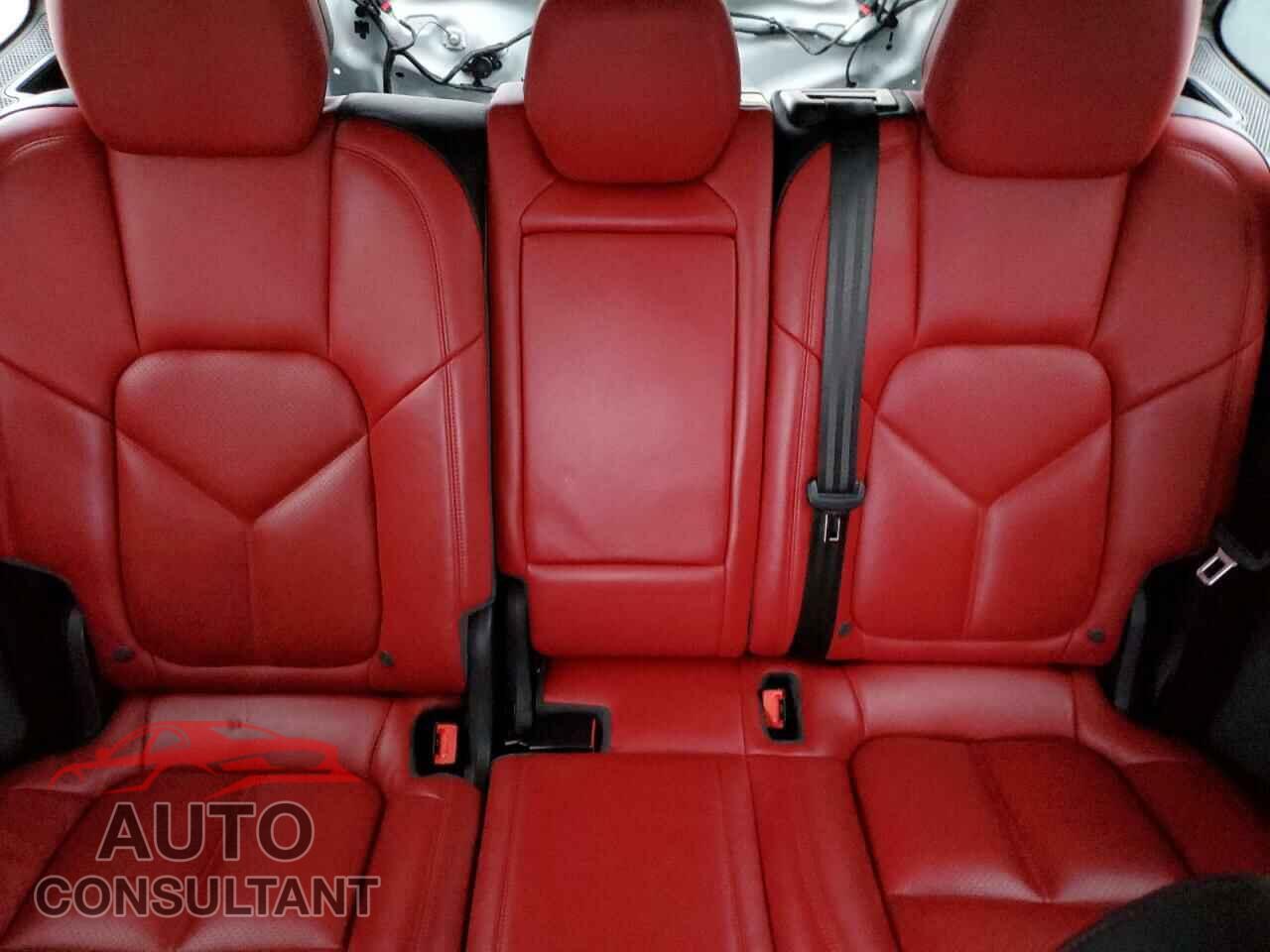 PORSCHE CAYENNE 2016 - WP1AA2A24GLA10972