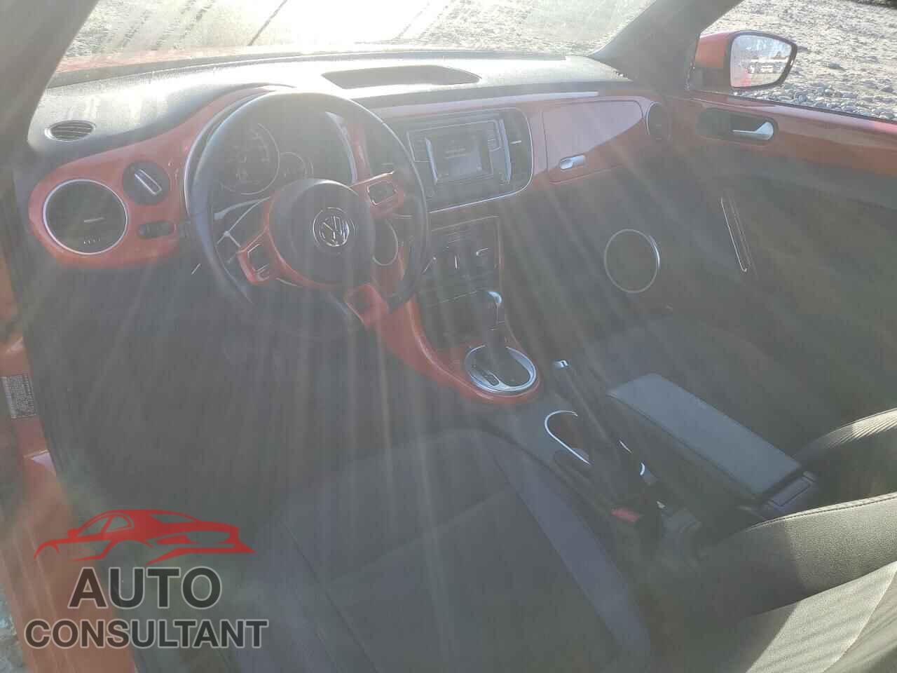 VOLKSWAGEN BEETLE 2018 - 3VW5DAAT7JM501357