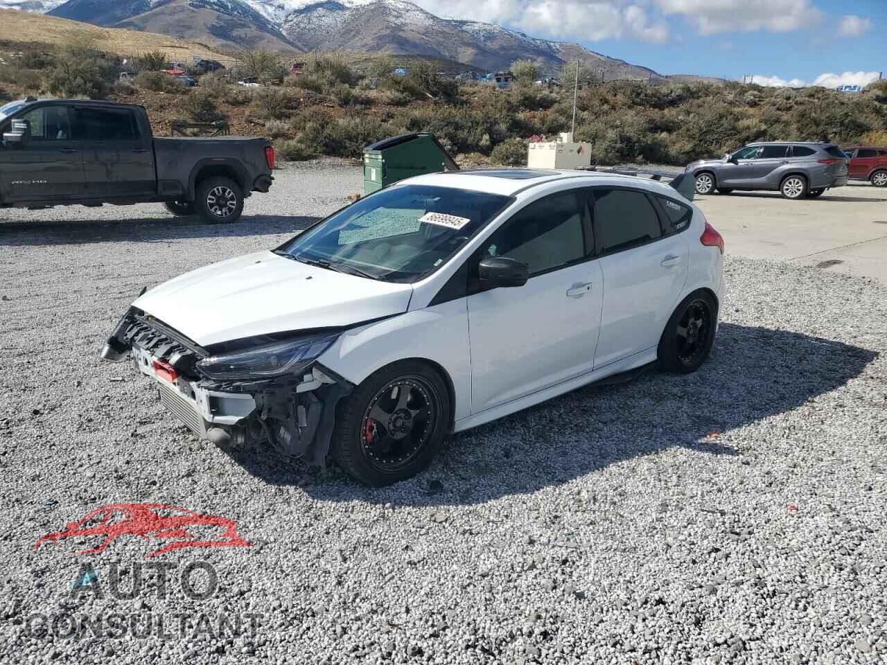 FORD FOCUS 2017 - 1FADP3L92HL329131