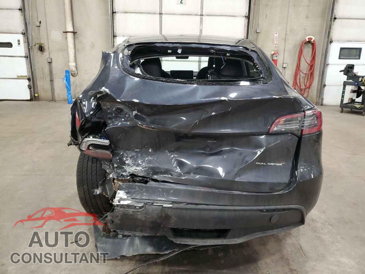 TESLA MODEL Y 2024 - 7SAYGAEE8RF200330