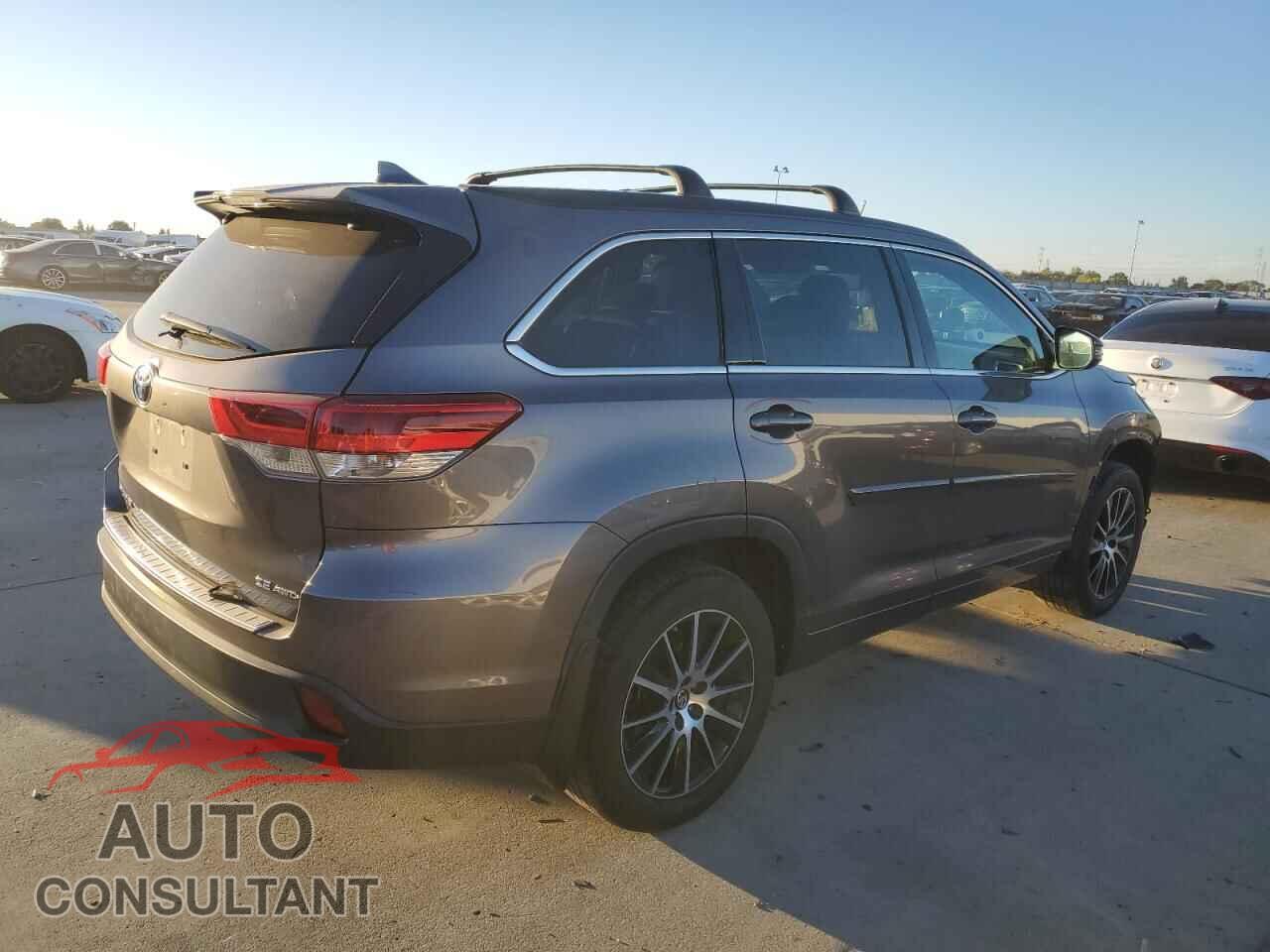 TOYOTA HIGHLANDER 2018 - 5TDJZRFH4JS552157