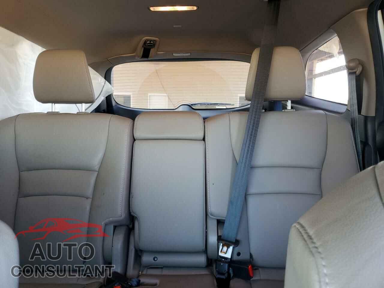 HONDA PILOT 2017 - 5FNYF5H98HB018552