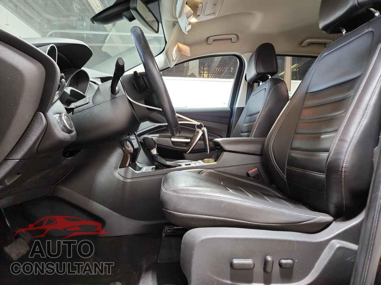 FORD ESCAPE 2017 - 1FMCU9J93HUD57997