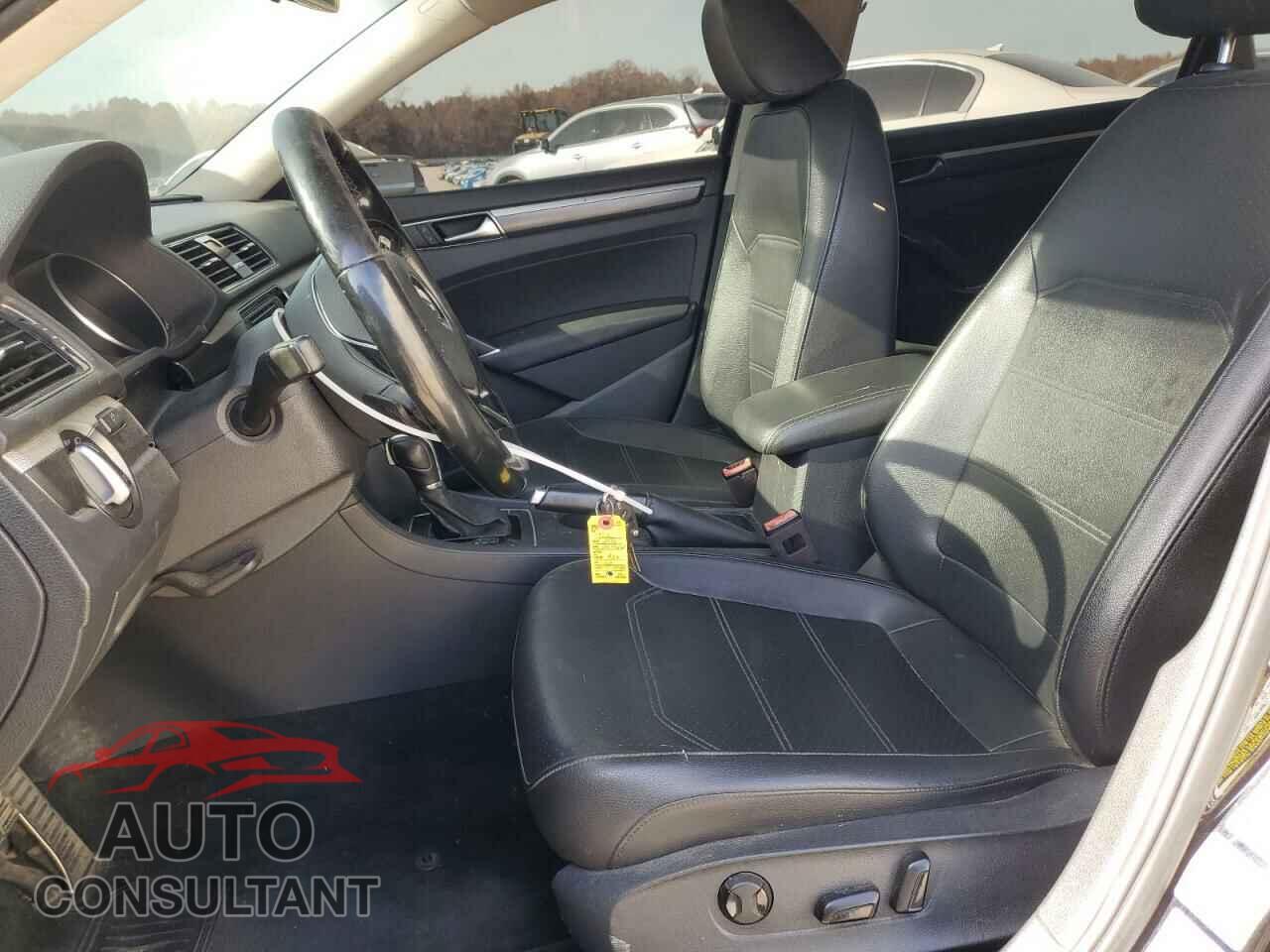 VOLKSWAGEN PASSAT 2018 - 1VWAA7A33JC008013