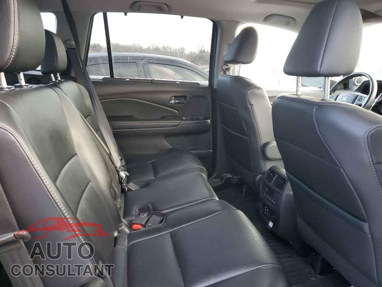 HONDA PILOT 2018 - 5FNYF6H96JB029528
