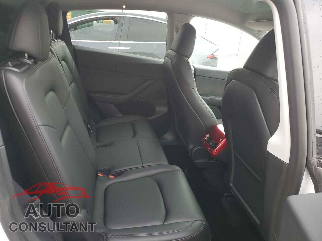 TESLA MODEL Y 2024 - 7SAYGAEE1RF061318