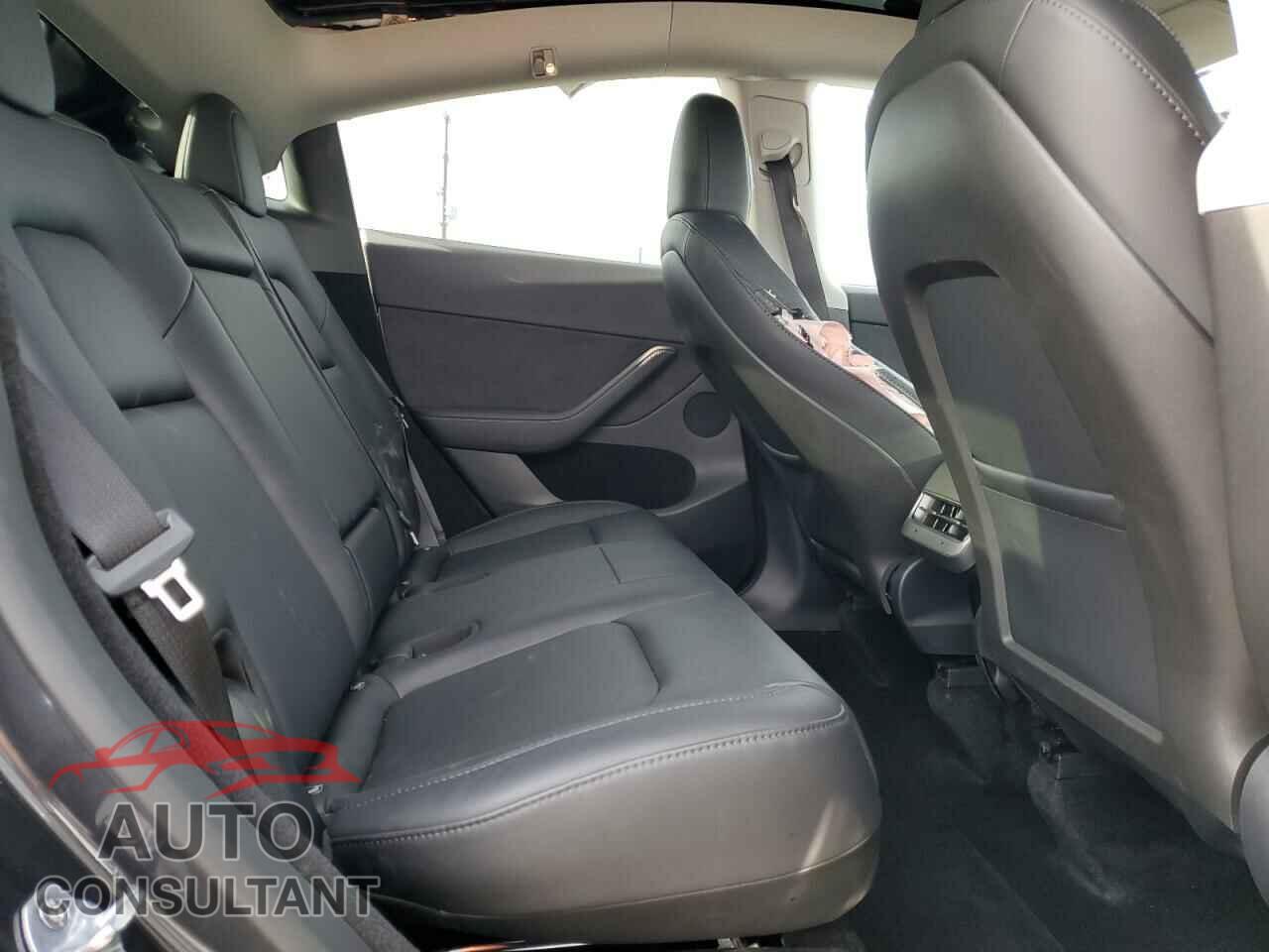 TESLA MODEL Y 2024 - 7SAYGDEE8RF089456