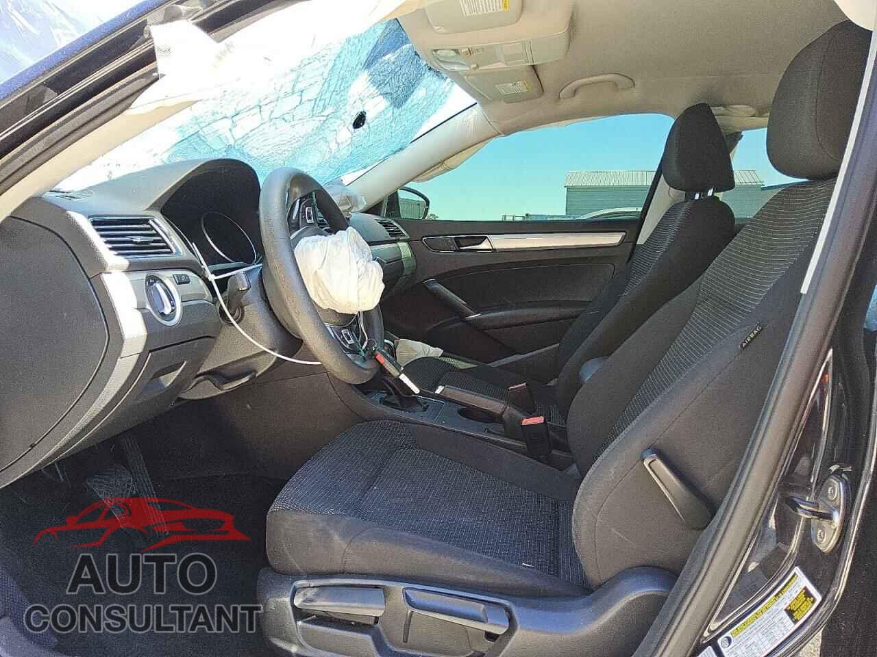 VOLKSWAGEN PASSAT 2017 - 1VWAT7A36HC016093