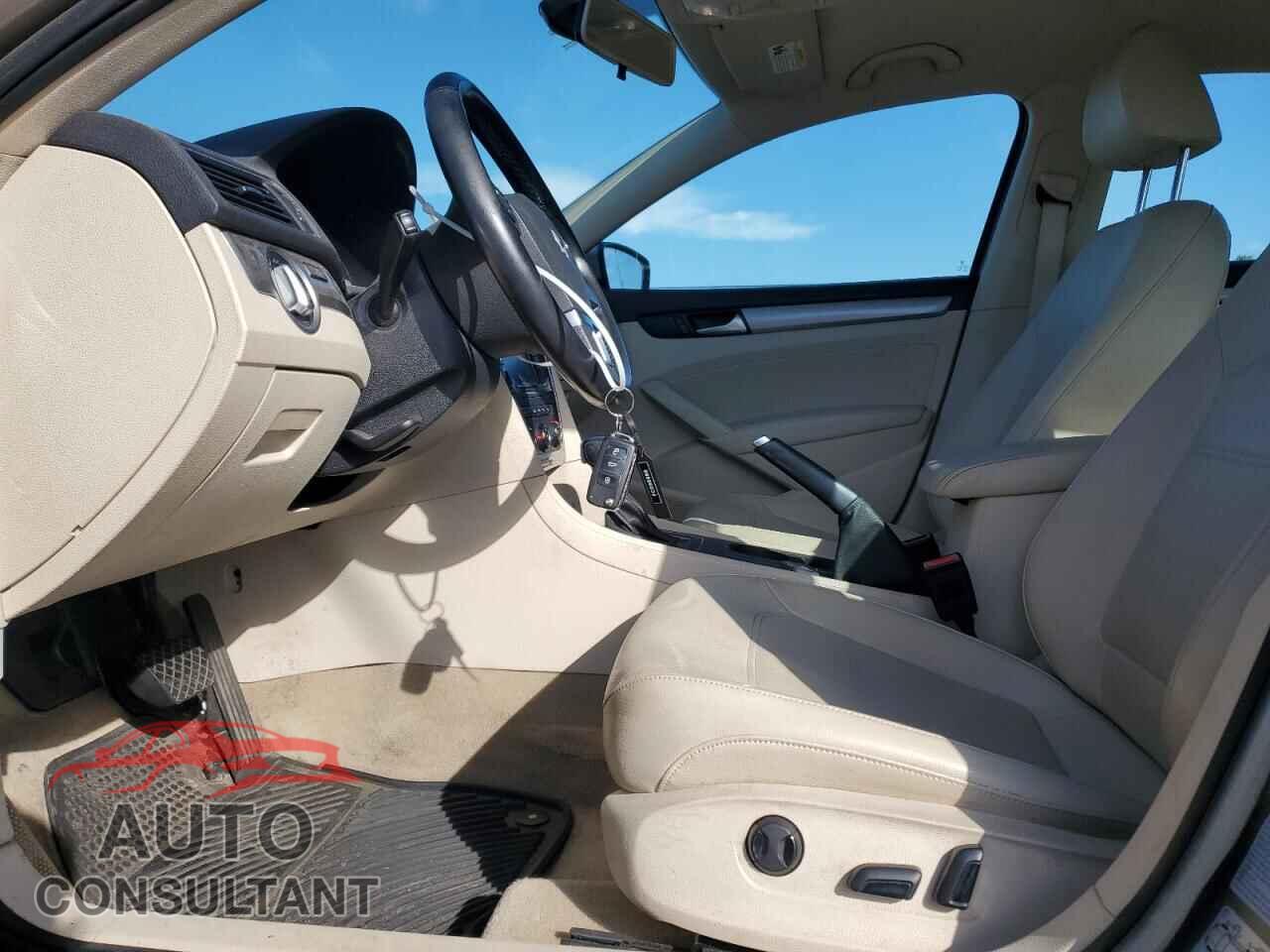 VOLKSWAGEN PASSAT 2015 - 1VWAT7A31FC095668
