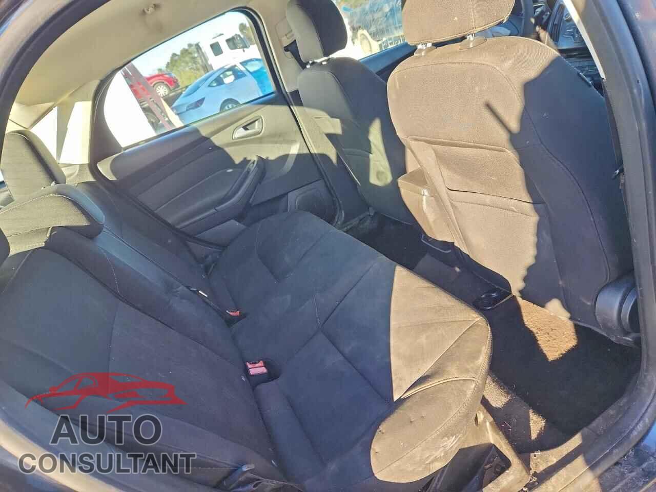 FORD FOCUS 2017 - 1FADP3F23HL232647
