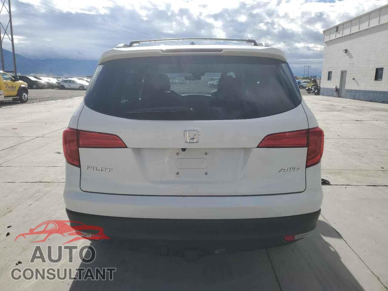 HONDA PILOT 2017 - 5FNYF6H65HB035563
