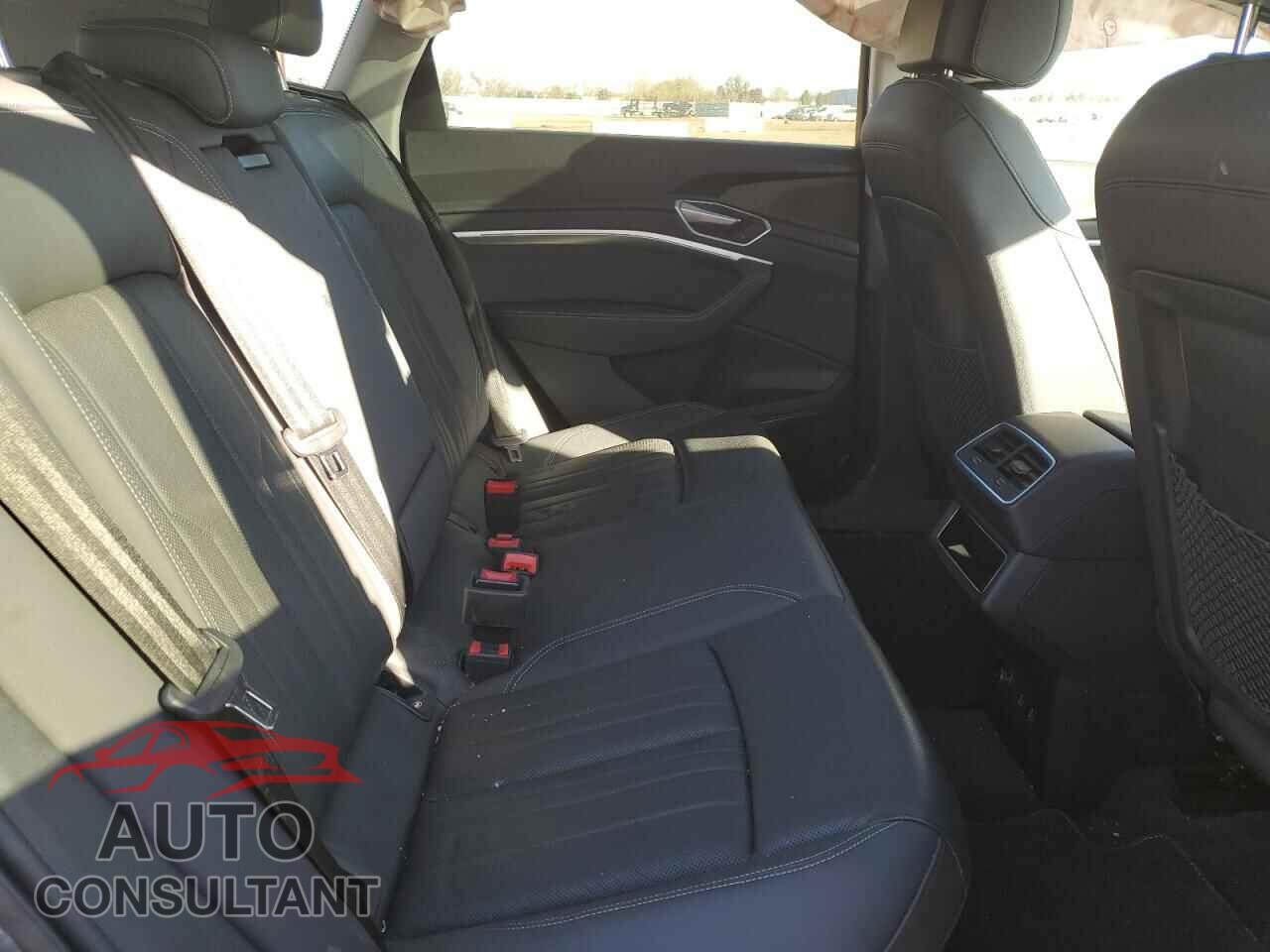 AUDI E-TRON 2019 - WA1LAAGE6KB005352
