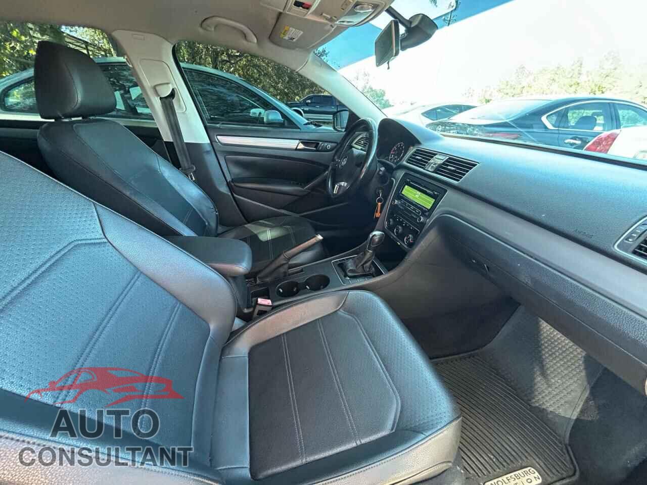 VOLKSWAGEN PASSAT 2015 - 1VWAT7A34FC018342