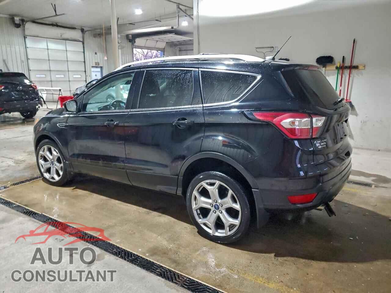 FORD ESCAPE 2017 - 1FMCU9J94HUD03432