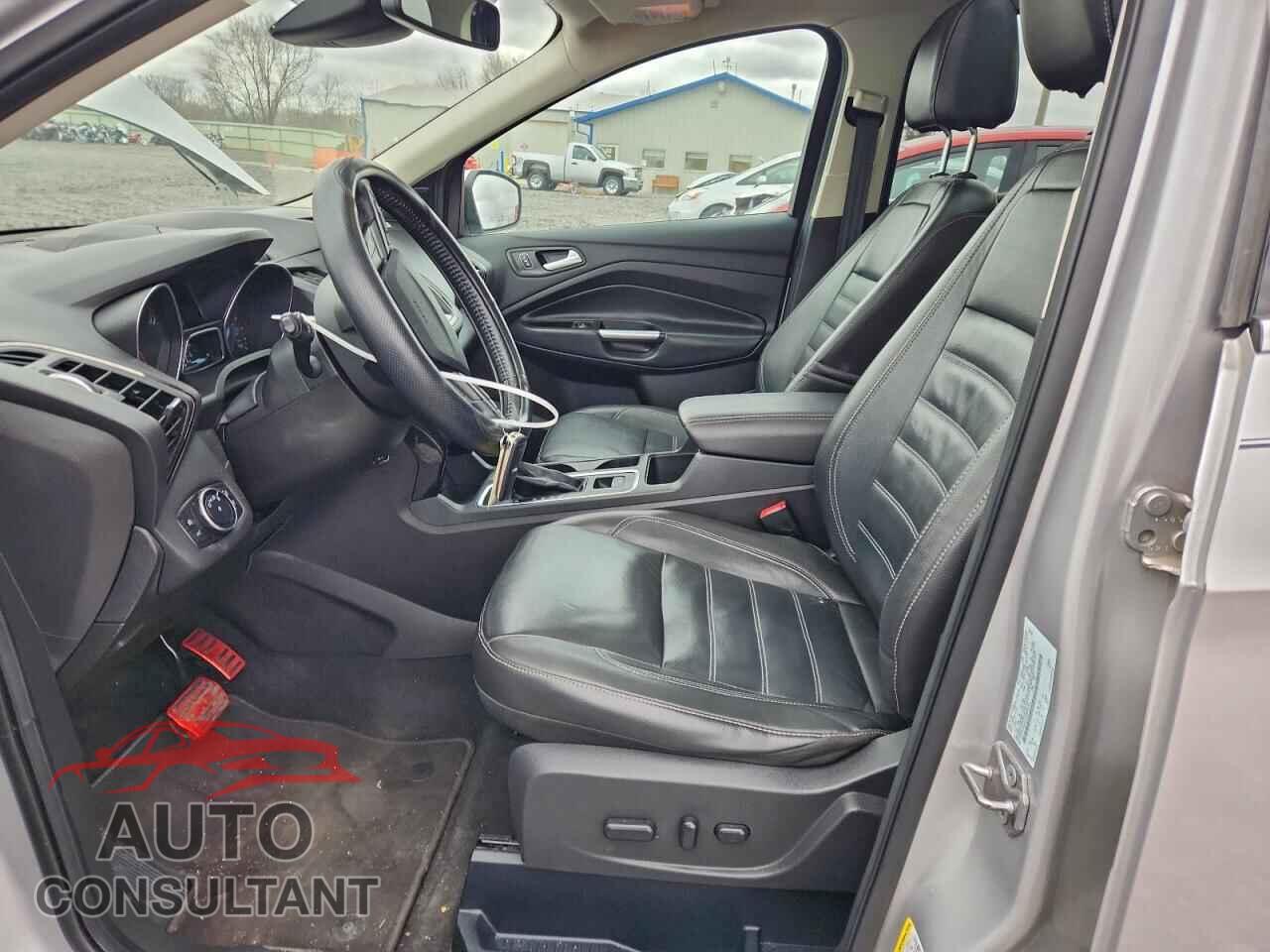FORD ESCAPE 2017 - 1FMCU0JD1HUB06153