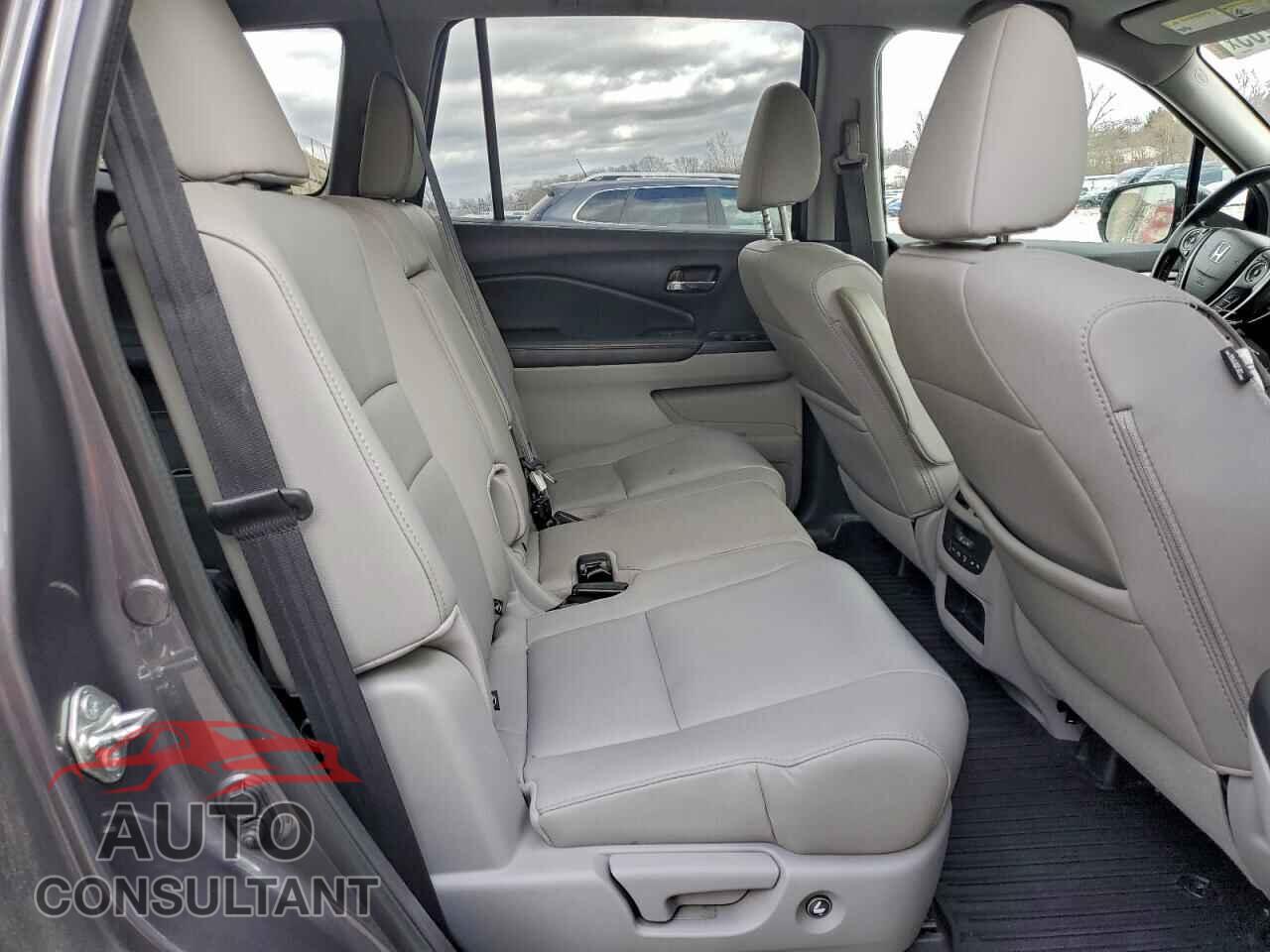 HONDA PILOT 2017 - 5FNYF6H51HB073699