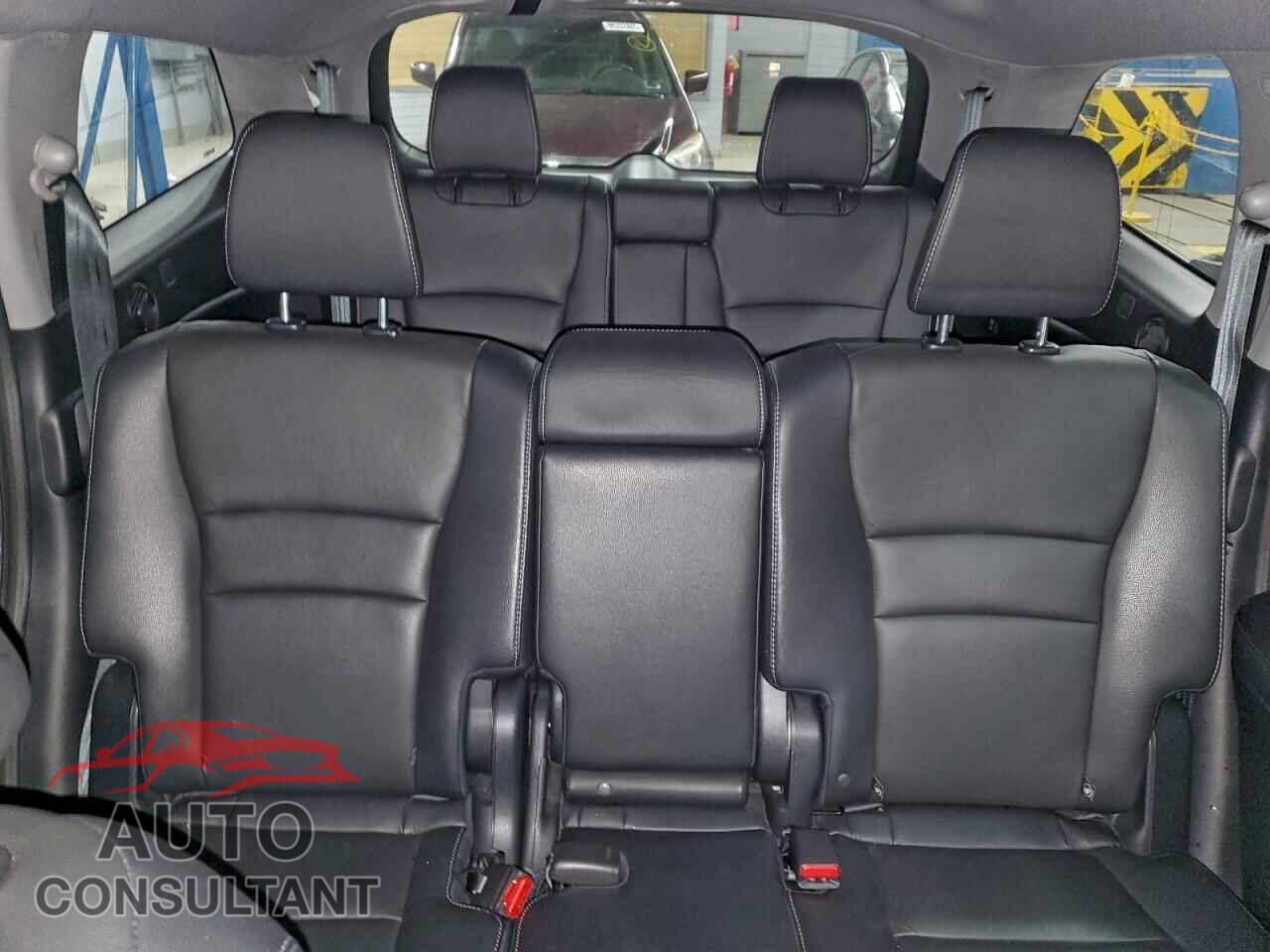 HONDA PILOT 2017 - 5FNYF6H98HB081401